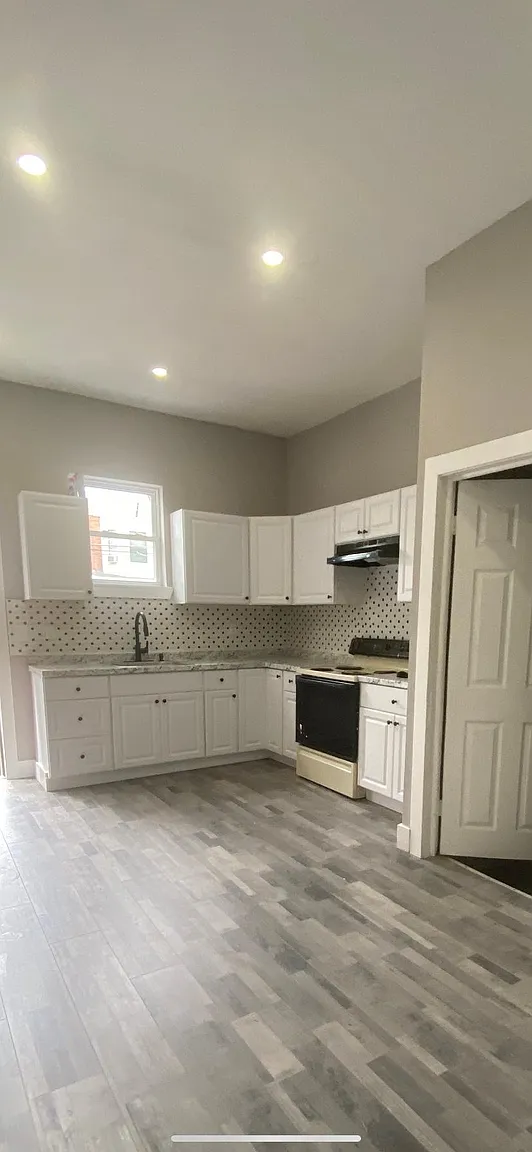 1358 Colwyn St photo 1