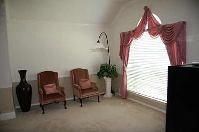 4th image of 2217 Meredith Ln