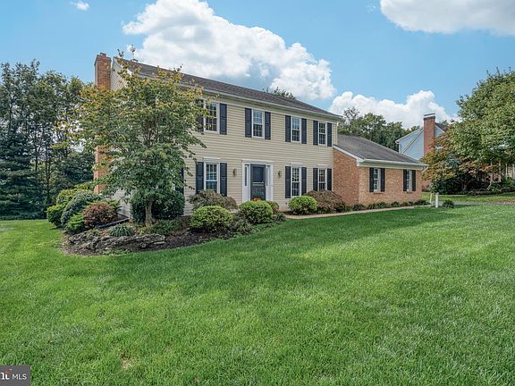 3rd image of 136 Stonewyck Dr