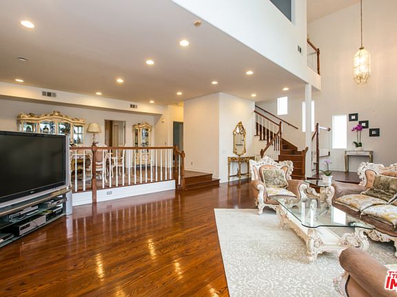 4th image of 437 N Windsor Blvd