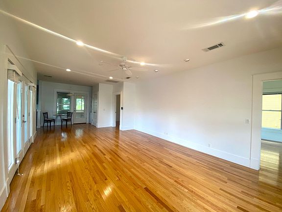 5th image of 2102A Greenwood Ave