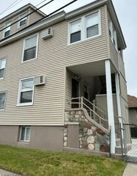 370 Main St — Photo 3