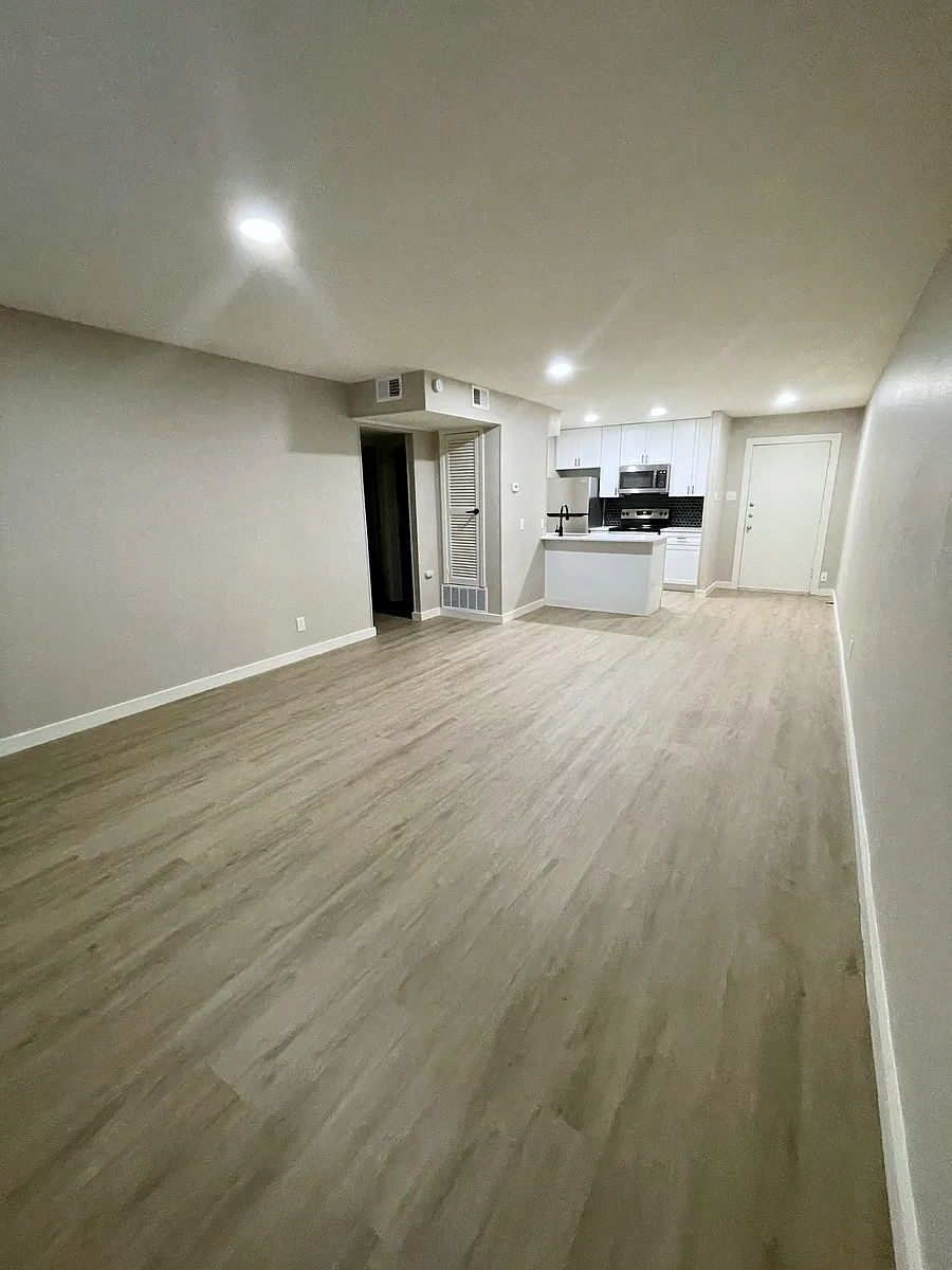 Building Photo - 401 1/2 W 39th St #211