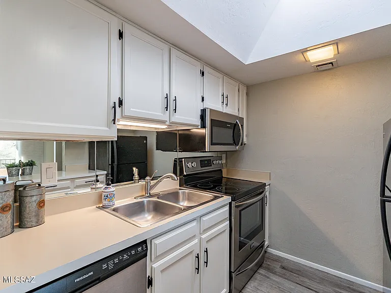 Kitchen before granite upgrade and new sink