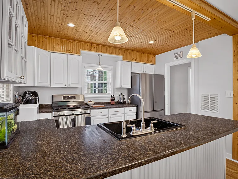 302 Lindsay Rd — Photo 6