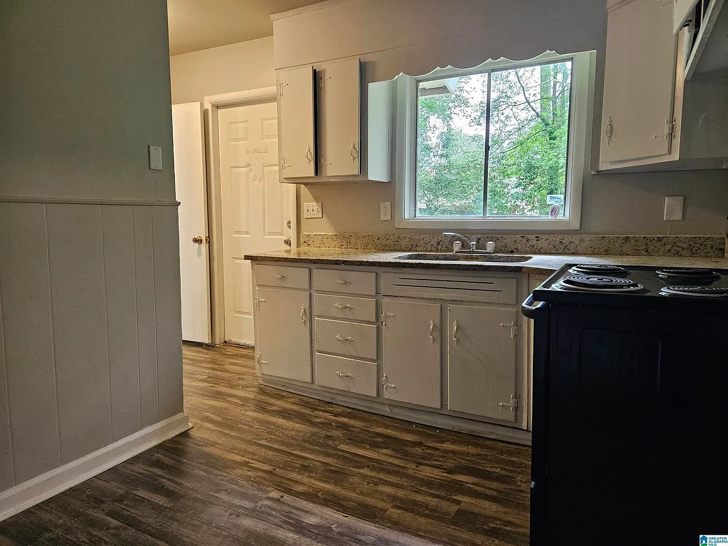 Charming 3 Bedroom Home with Spacious Yard - Your Dream Living Space Awaits! — Photo 4