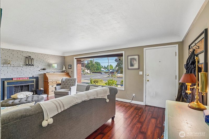 2nd image of 3206 NE 49th Street