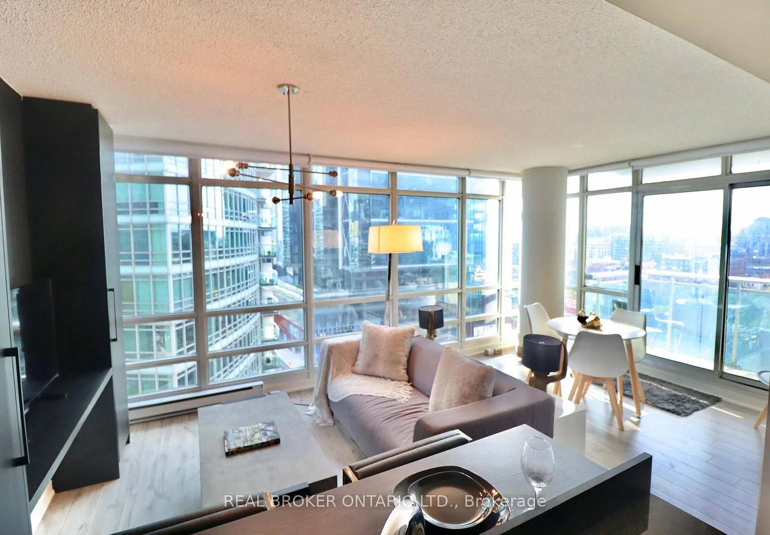381 Front St W — Photo 1