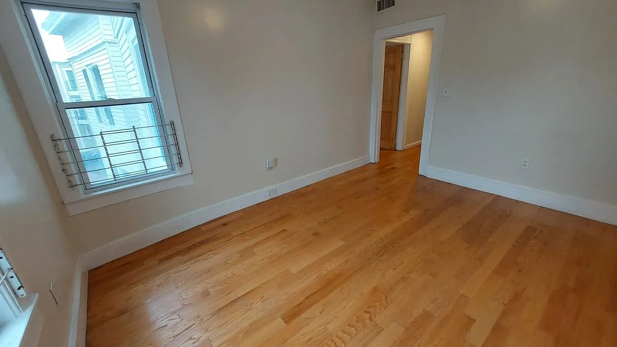 3 bed, 1.0 bath, 914 sqft, $3,000 — Photo 2