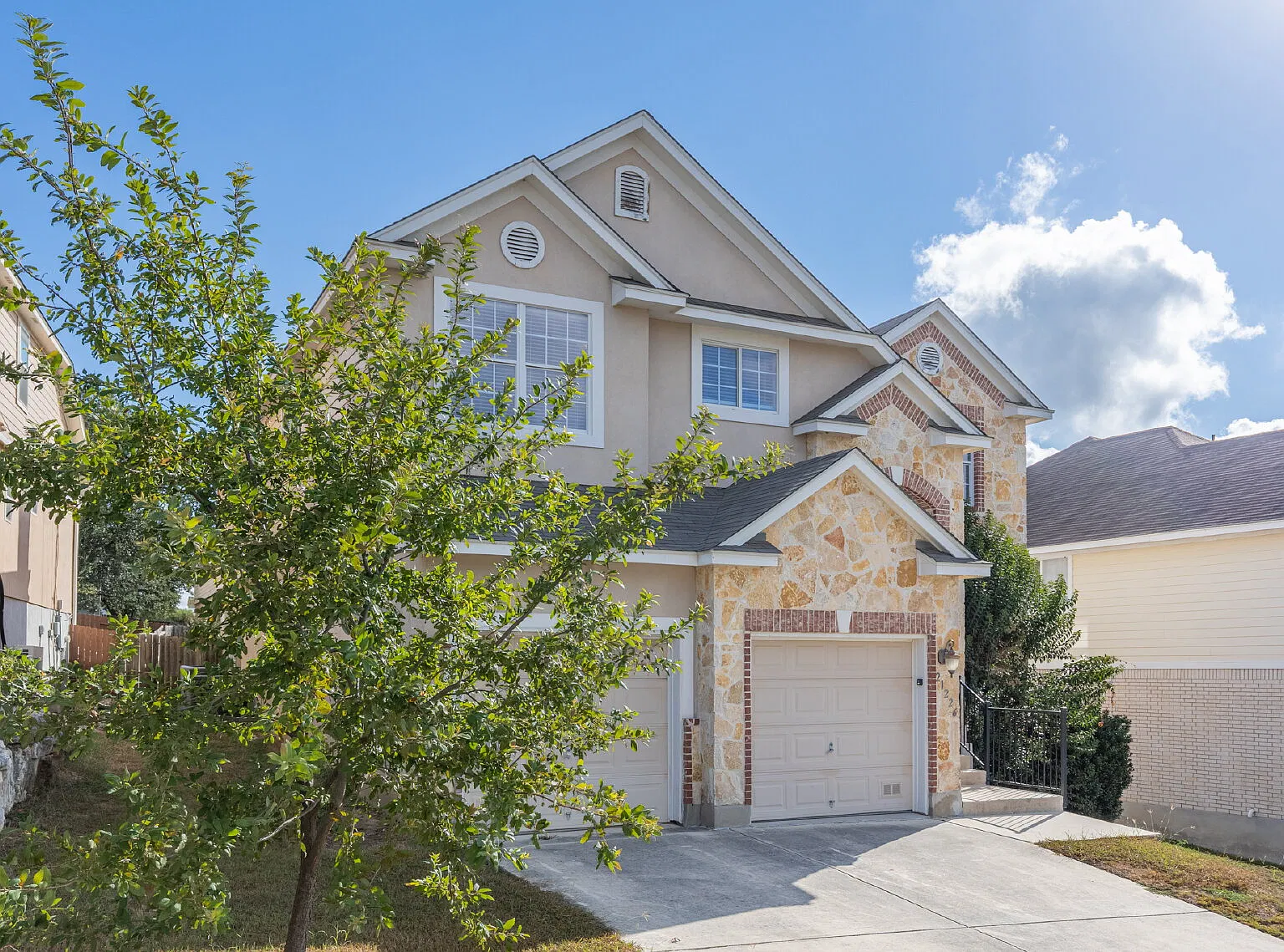 4 bed, 2.5 bath, 3459 sqft, $2,500 — Photo 2