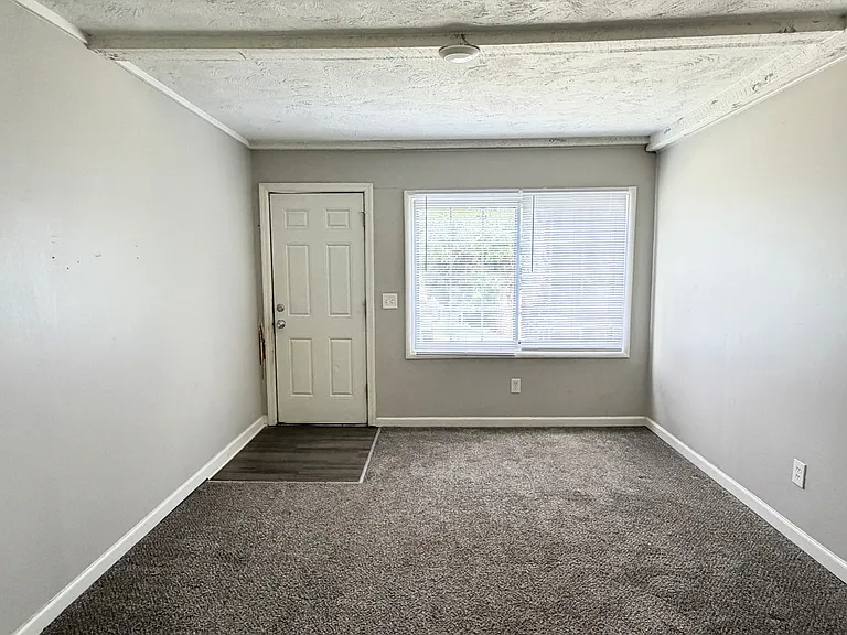 302 S Hocker Ave — Photo 5