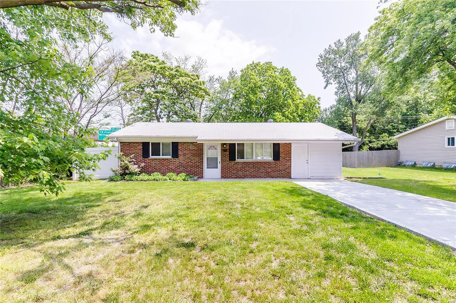 702 Plaza Dr photo 1