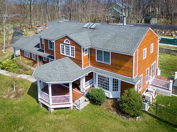 4th image of 2 Quaker Hill Dr