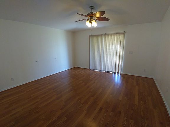 3rd image of 836 Greenleaf Cir