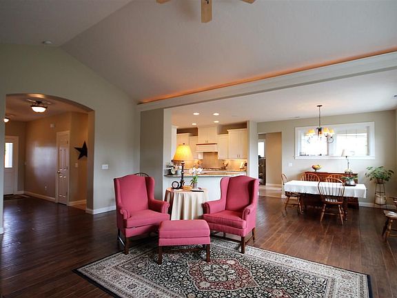 5th image of 1076 Cromwell Ave