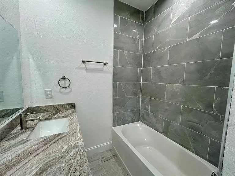 28 Coxswain Dr — Photo 12