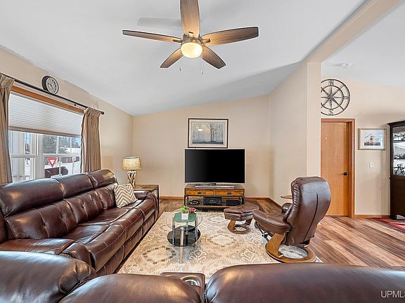 2nd image of 1000 W Ludington St