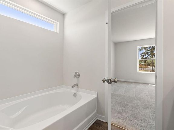 5th image of 321 Earnshaw Ave