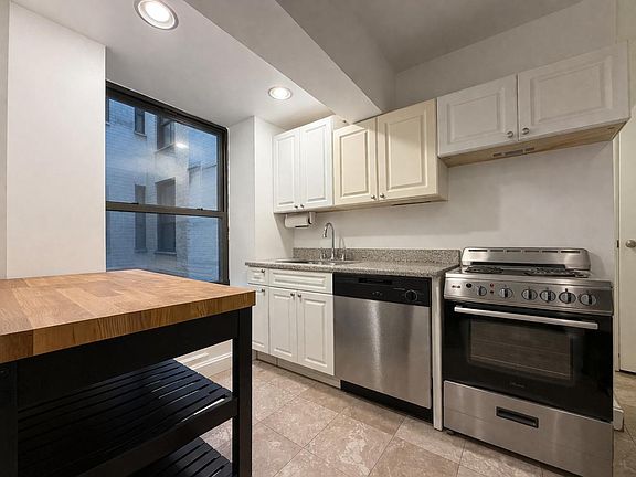 3rd image of 29 W 12th St #Basement