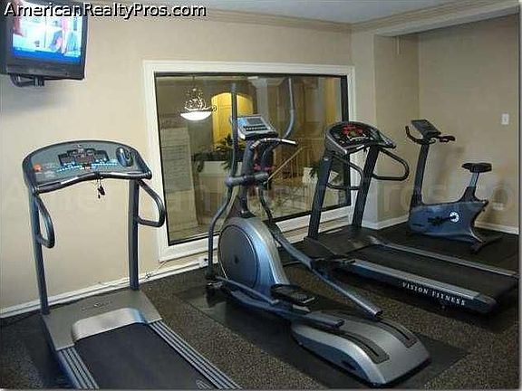 3rd image of 6104 S Woodlawn Ave APT 805