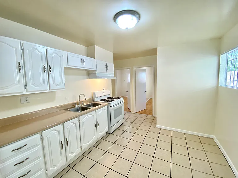 1532 Locust Ave — Photo 6