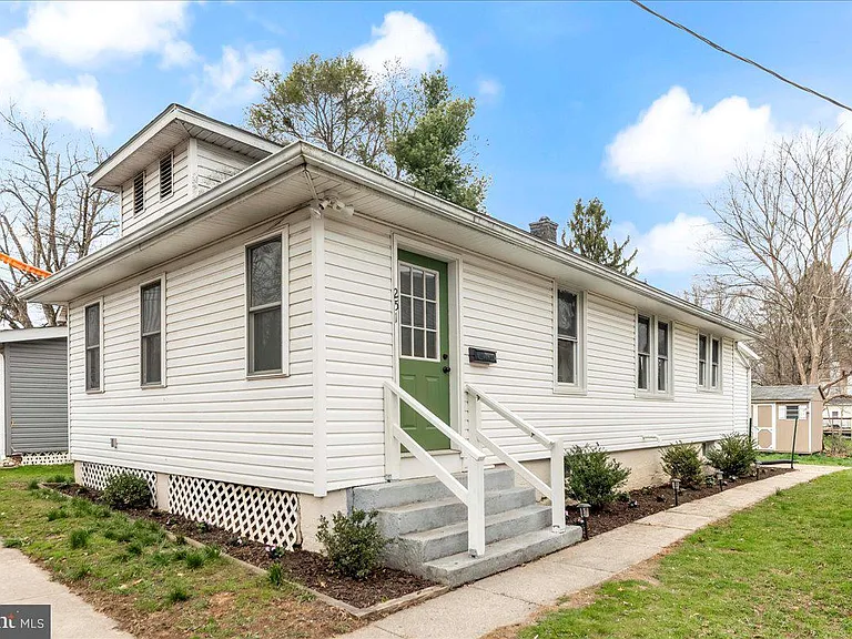 251 Hickory St — Photo 17