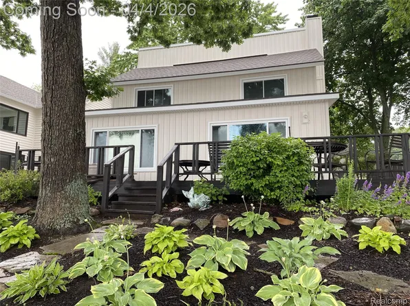 9666 Zukey Dr, Pinckney, MI 48169