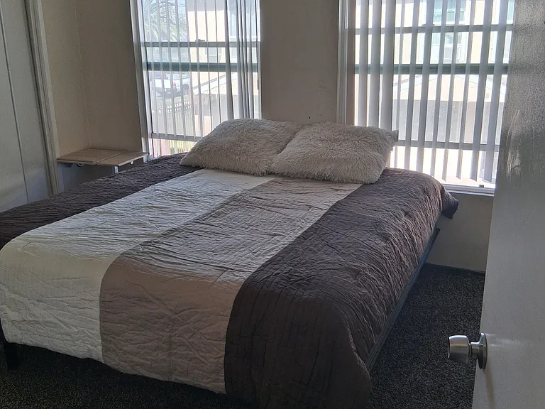 1038 N Sacramento Ave — Photo 11