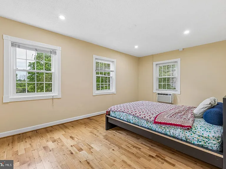 1024 Valley Dr — Photo 4