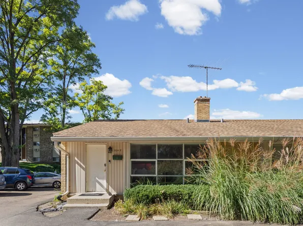 924 N Milwaukee Ave APT F, Libertyville, IL 60048