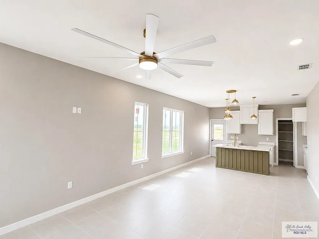 3 bed, 2.0 bath, 1353 sqft, $2,500 — Photo 3