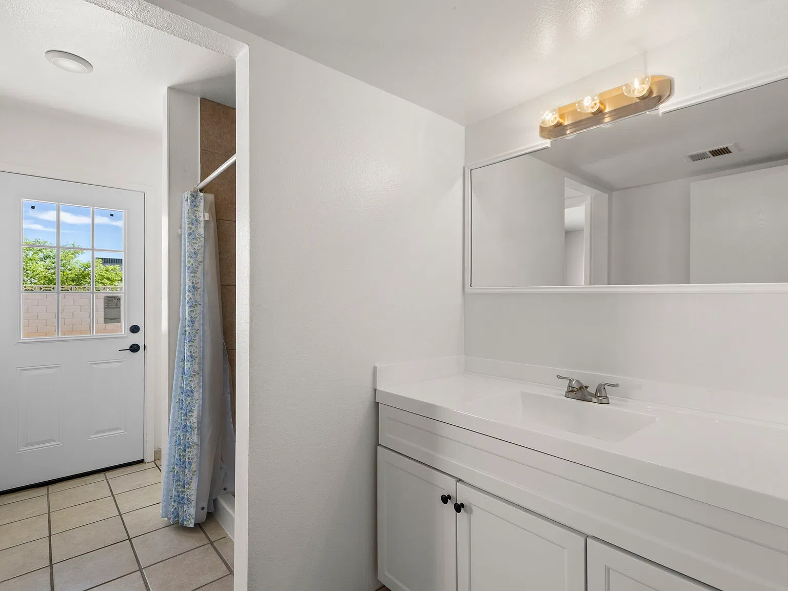 4 bed, 1895 sqft, $2,300 — Photo 3