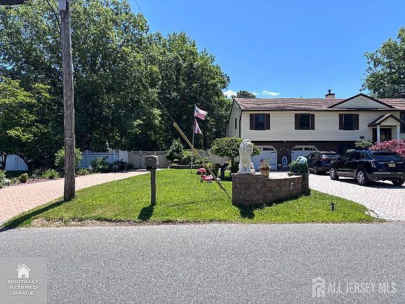 4th image of 115 Oak St
