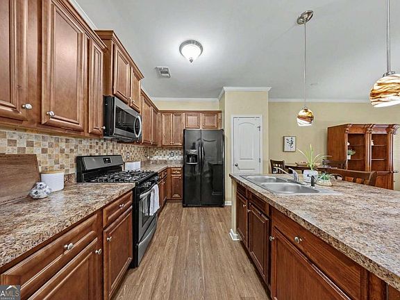 3rd image of 518 Riverview Ln