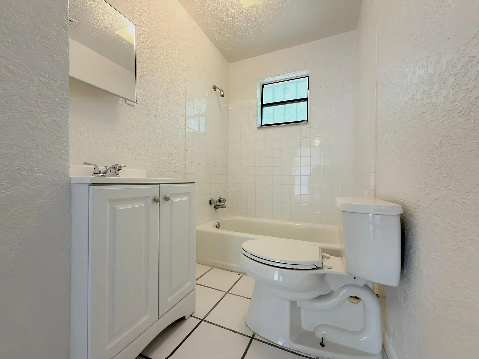 3 bed, 2.0 bath, 1320 sqft, $3,200 — Photo 4