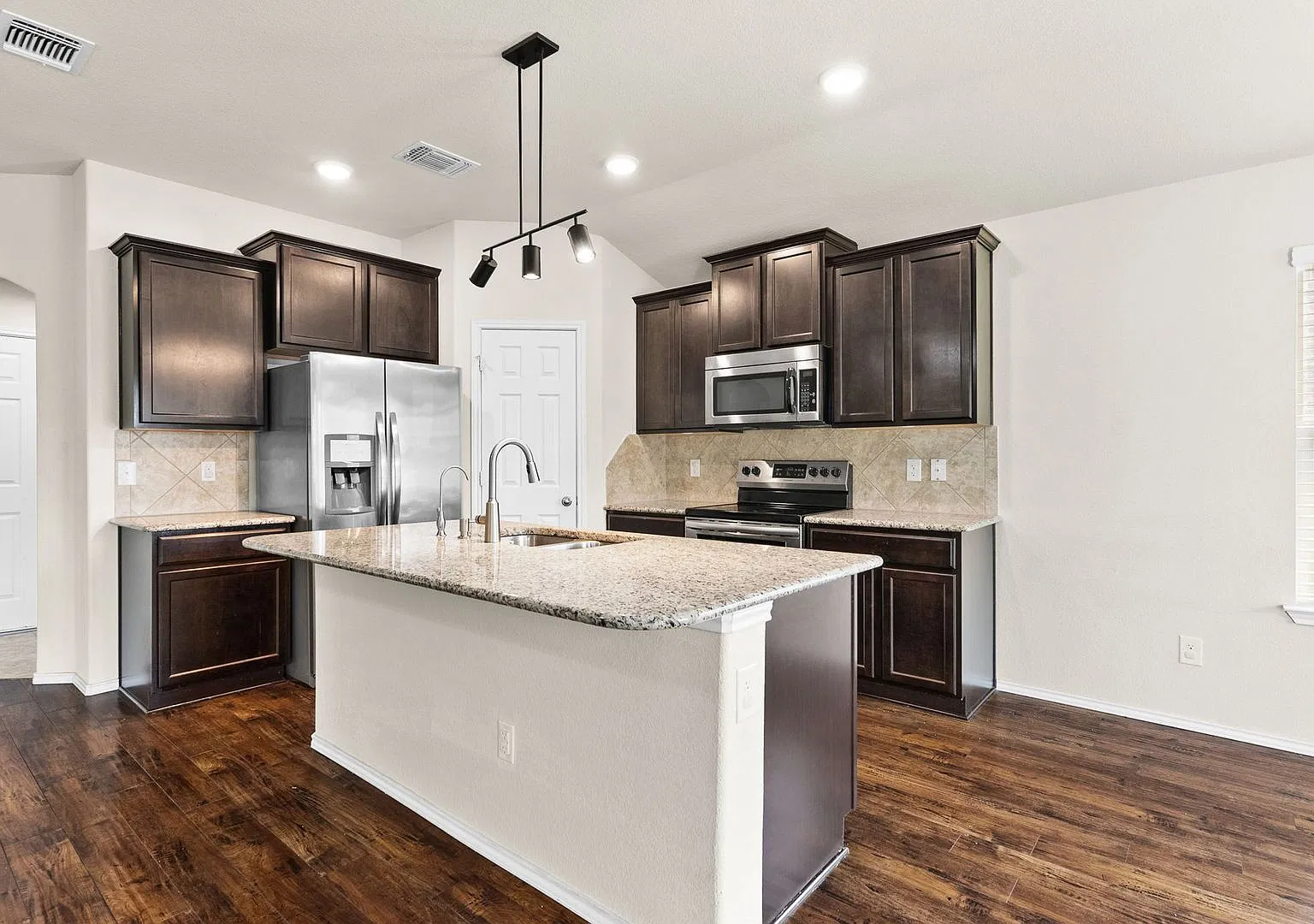 810 Hobby Rd — Photo 4