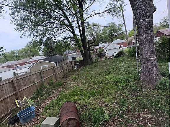 3rd image of 1107 Howell St