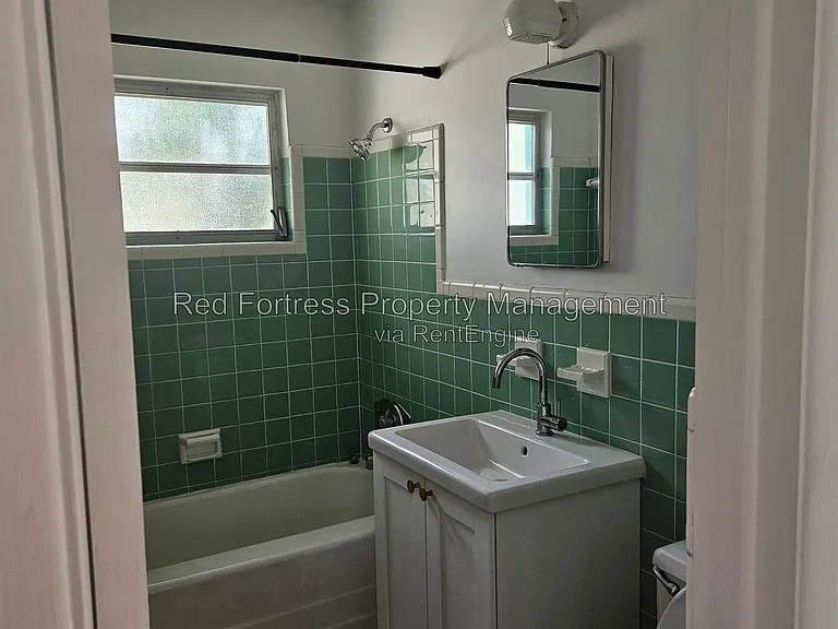 1531 Grace Ave — Photo 4