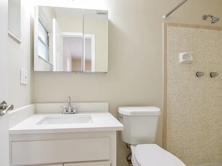 2451 Glenview Dr — Photo 14