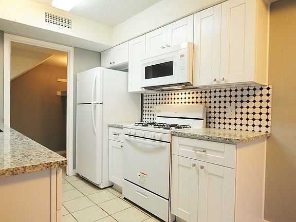 4th image of 1321 Southport Dr