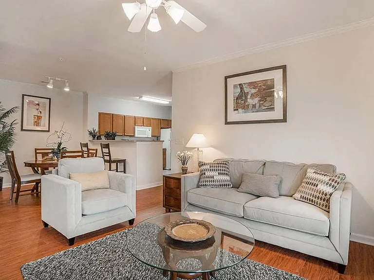 Greenbrier Estates Apartments — Photo 10