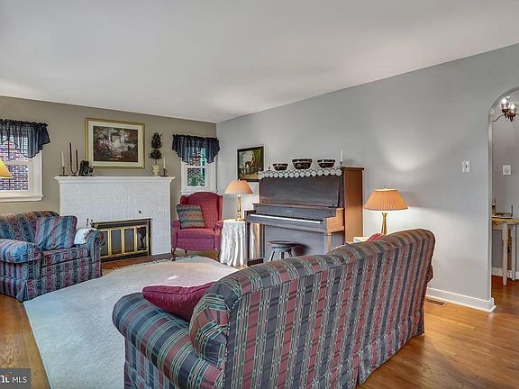 3rd image of 332 Vine St