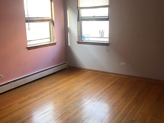5th image of 4021 N McVicker Ave APT 1E