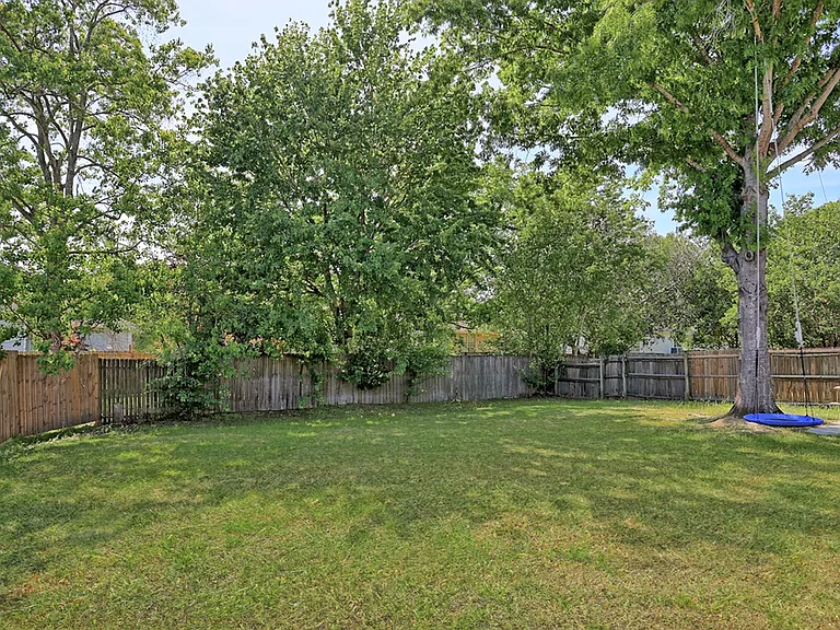 143 Cambridge Dr — Photo 29