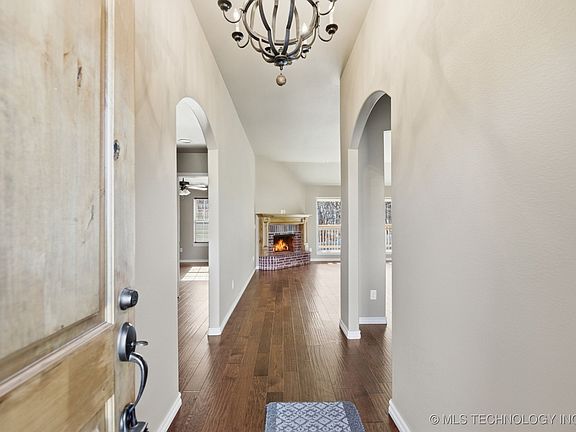 3rd image of 1530 W Keeling Ave