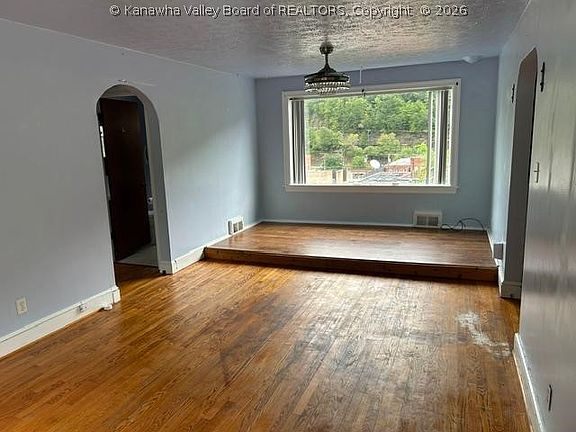4th image of 323 Highland Ave