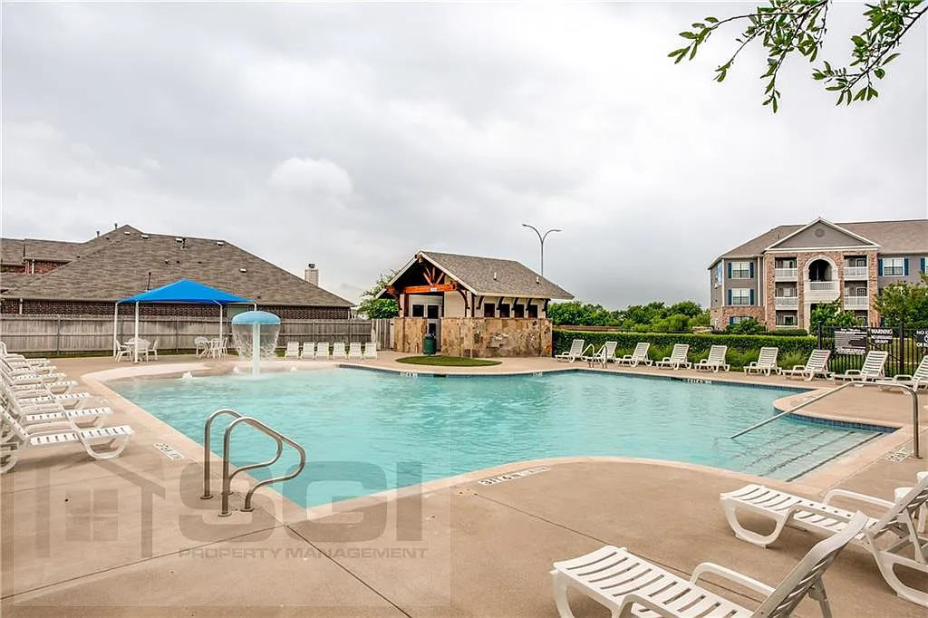 Stunning 4 Bedroom Home Ready For Move In! — Photo 4