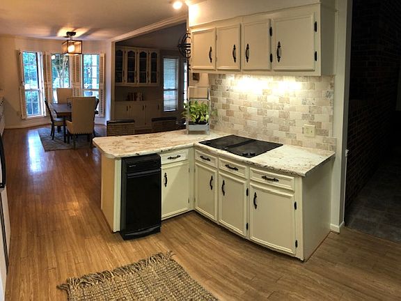 KITCHEN & BREAKFAST AREA