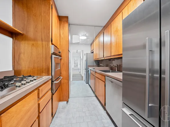 201 East 28th Street image 3 of 8