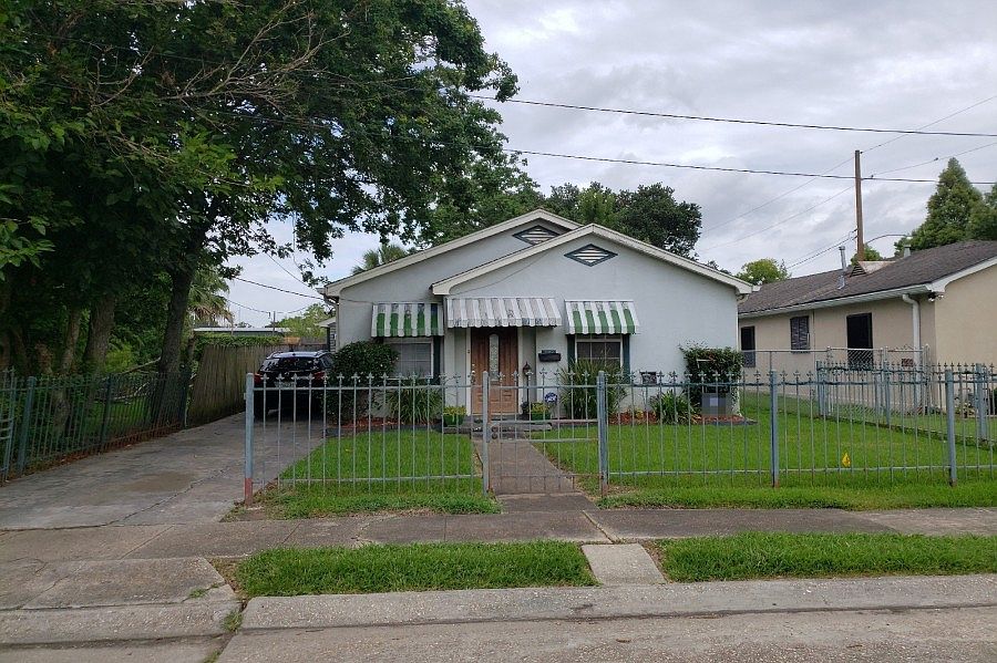 1st image of 3832 Mistletoe St